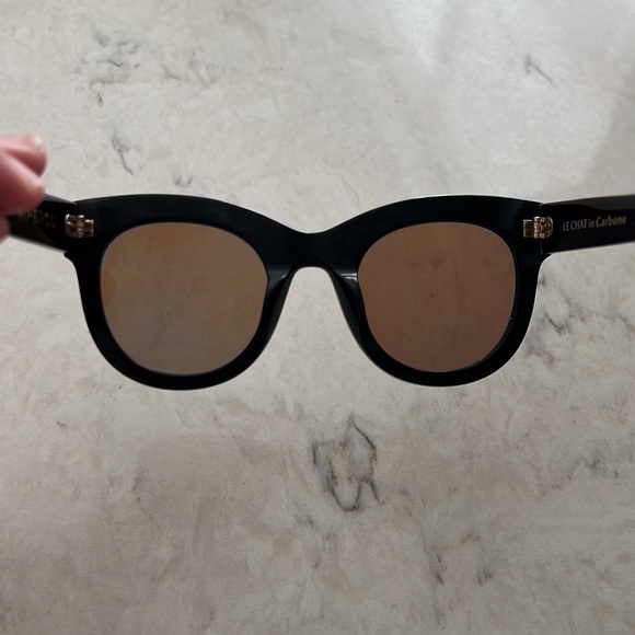 APERÇU SUNGLASS - worn sparingly - Picture 4 of 4